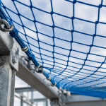 Red de seguridad como protección colectiva en una estructura industrial